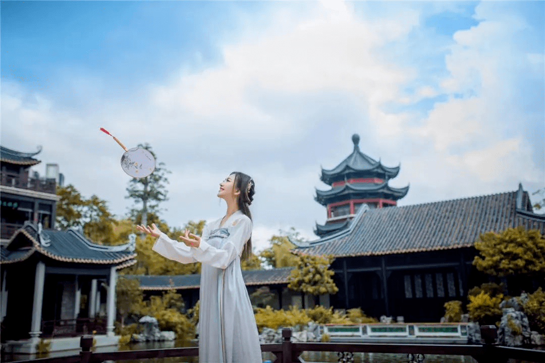 Wuzhen Hanfu Travel Guide 2026: Pricing, Studios, and Tips