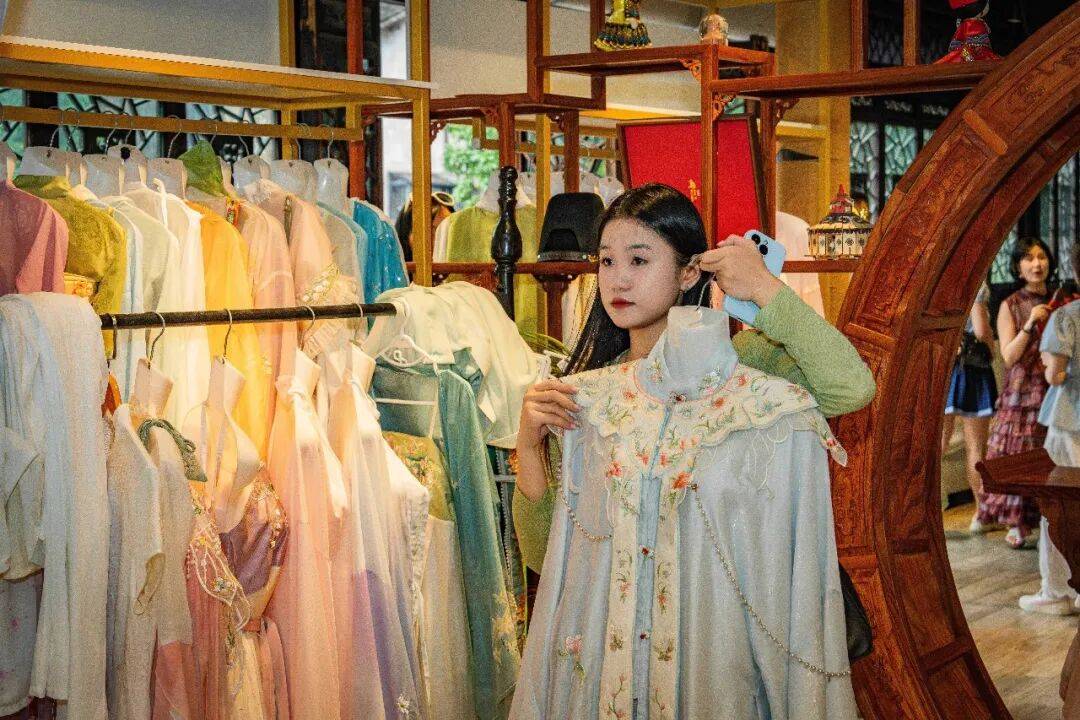 Summer 2026: Graduation Travel Meets Hanfu Rental