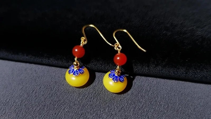 Creating Bold and Harmonious Looks with Amber's Warm Glow