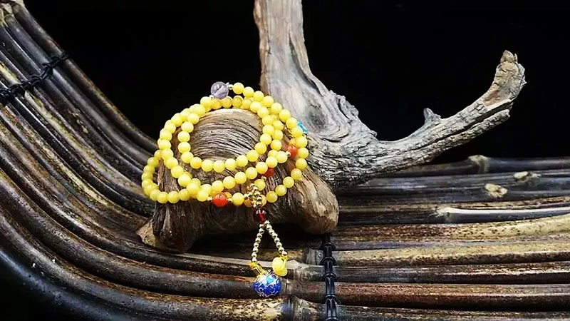 Creating Bold and Harmonious Looks with Amber's Warm Glow