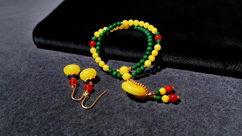 Creating Bold and Harmonious Looks with Amber's Warm Glow