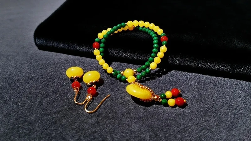 Creating Bold and Harmonious Looks with Amber's Warm Glow