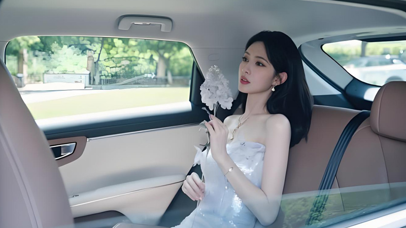 How Meng Ziyi Stole the Spotlight at a Wuling Car Launch