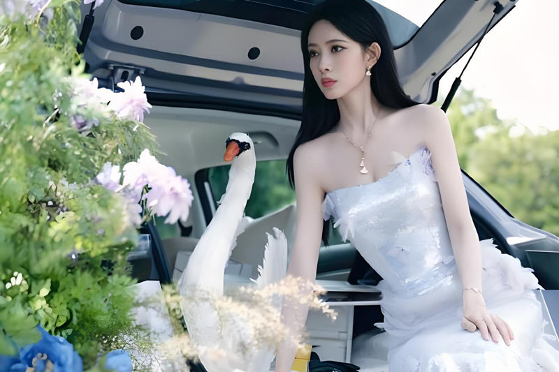 How Meng Ziyi Stole the Spotlight at a Wuling Car Launch