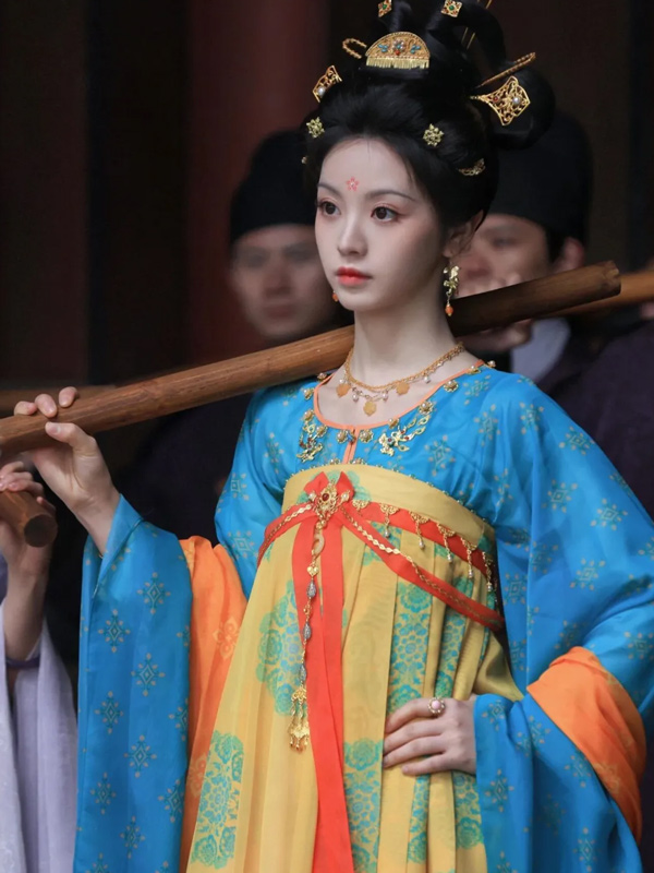 Moonlit Reunion: How It Defied Norms to Captivate China