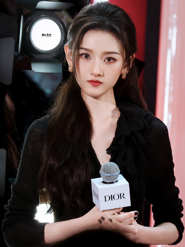 Song Zuer's Bone Art Figure Sparks Concern Amidst Career Resurgence