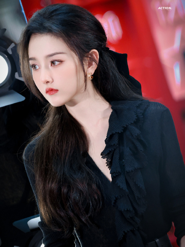 Song Zuer's Bone Art Figure Sparks Concern Amidst Career Resurgence