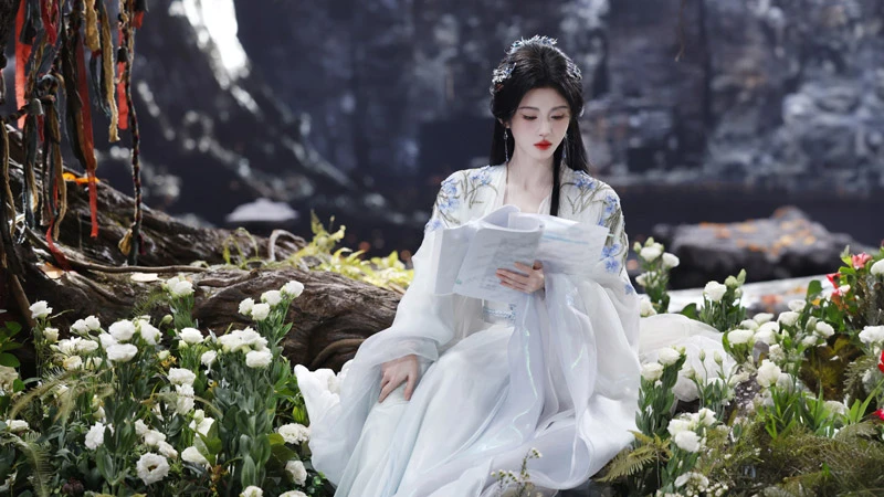 Styling Story of Ju Jingyi's Lace Headpieces in Lai Zhan