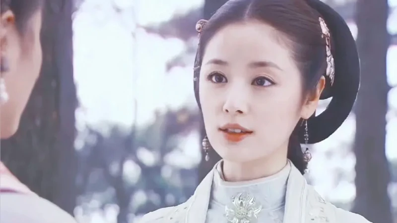 The Legacy of the Pearl-Clasp Bun in Chinese Style