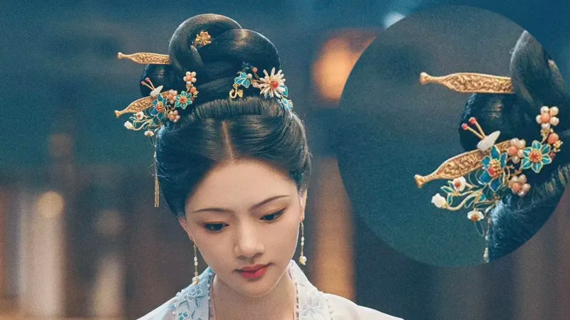 Wearing an Earpick Hairpin on Your Head? 