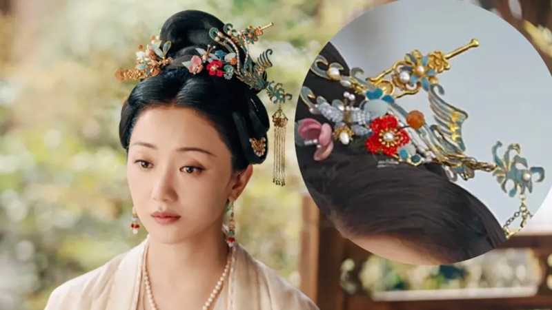 Wearing an Earpick Hairpin on Your Head? 