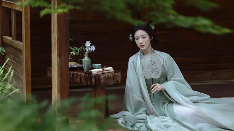 Wei-Jin Style or Modern Creation? Ye Shuhua's Outfit Ignites Hanfu Discourse