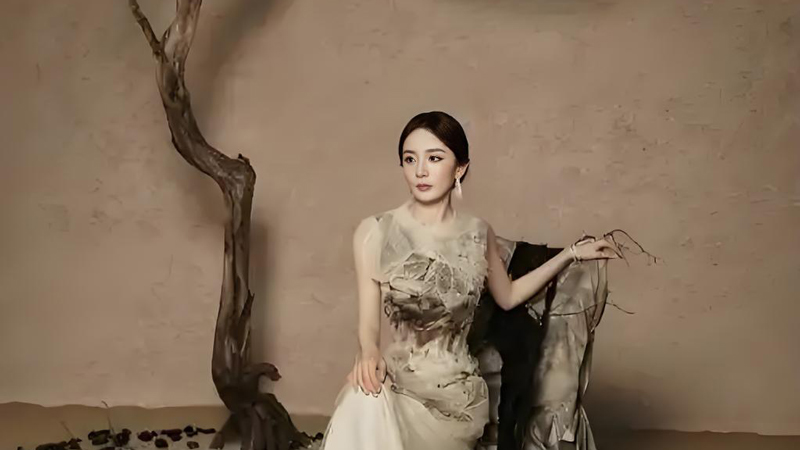 Yang Mi’s Ink Wash Qipao and Withered Trees
