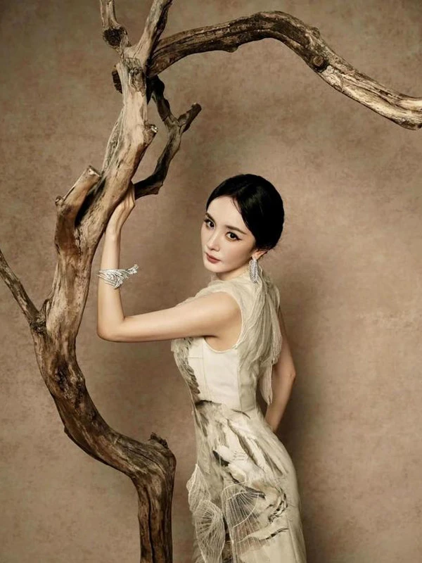 Yang Mi’s Ink Wash Qipao and Withered Trees