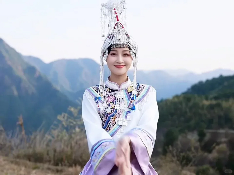 A Chinese Star's Milan Outfit Says About an Ancient Phoenix Legend