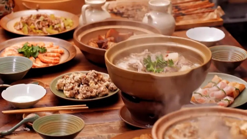 Can a Modern Family Conquer Ancient China with Cuisine?