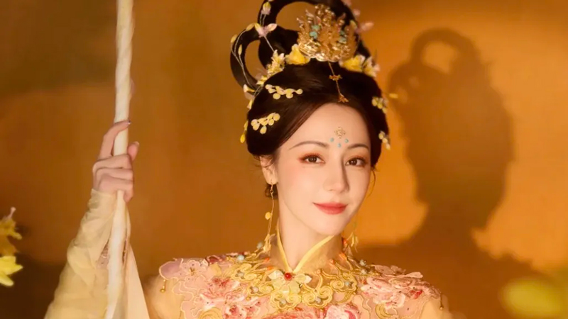 Dilraba's Mid-Autumn Look Takes Internet by Storm