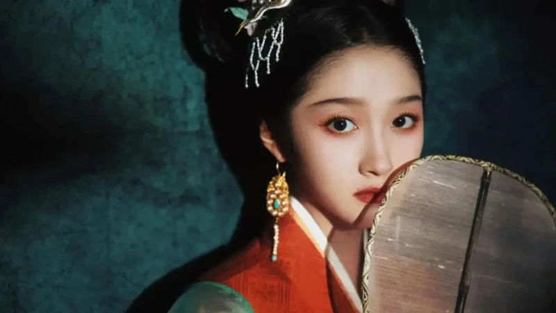 Guan Xiaotong’s Ancient Attire Takes Social Media
