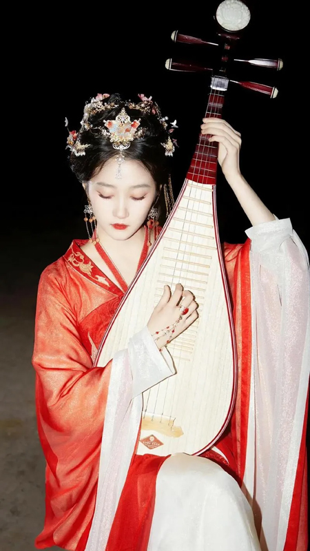 Guan Xiaotong’s Ancient Attire Takes Social Media