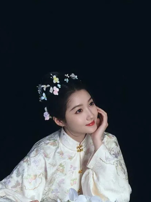 Guan Xiaotong’s Ancient Attire Takes Social Media