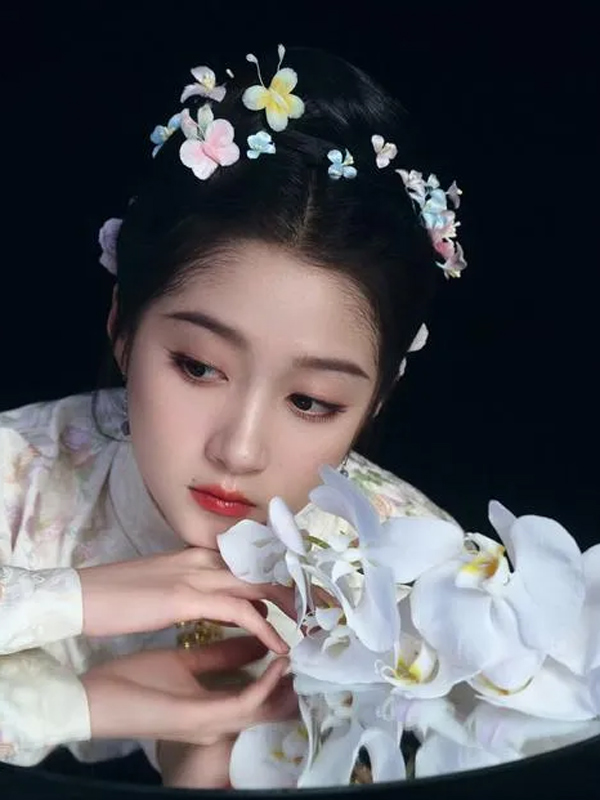 Guan Xiaotong’s Ancient Attire Takes Social Media