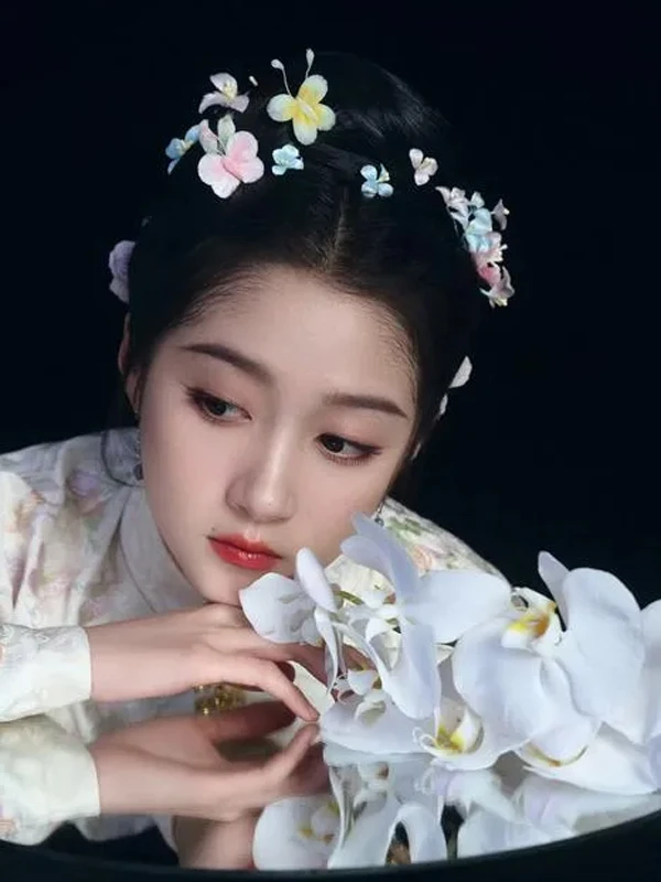 Guan Xiaotong’s Ancient Attire Takes Social Media