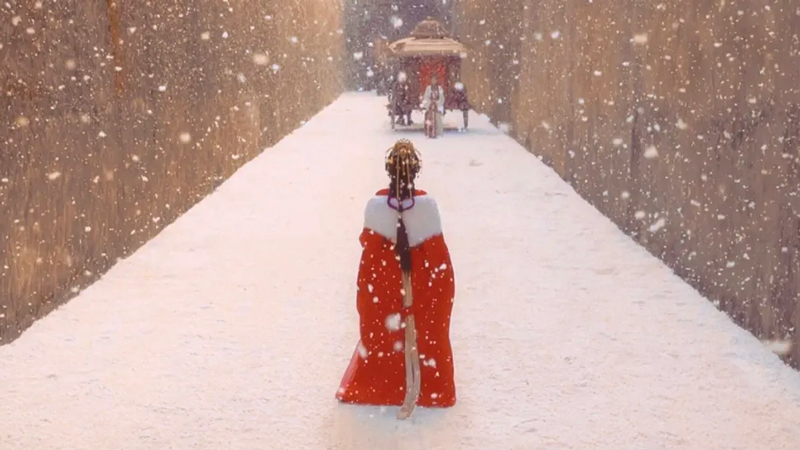 How Did Red in Snow Become a Signature of Eastern Beauty?