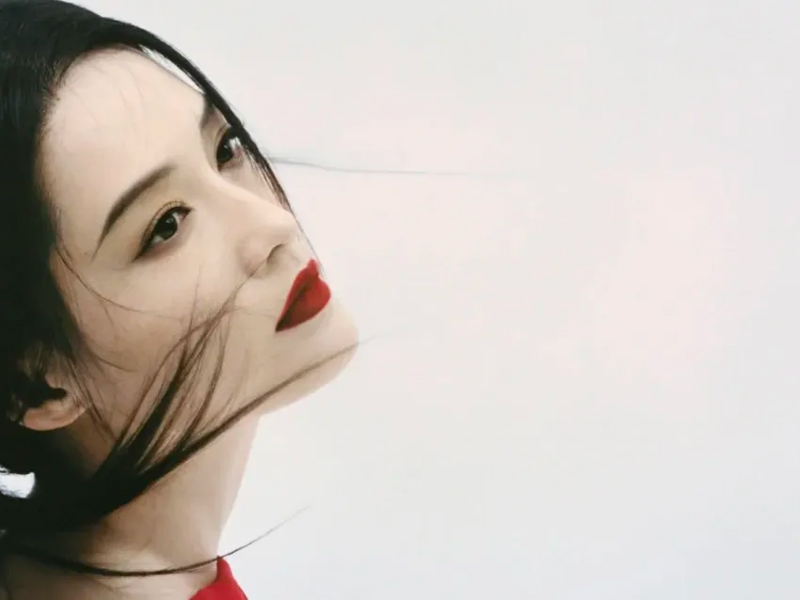 How Did Red in Snow Become a Signature of Eastern Beauty?