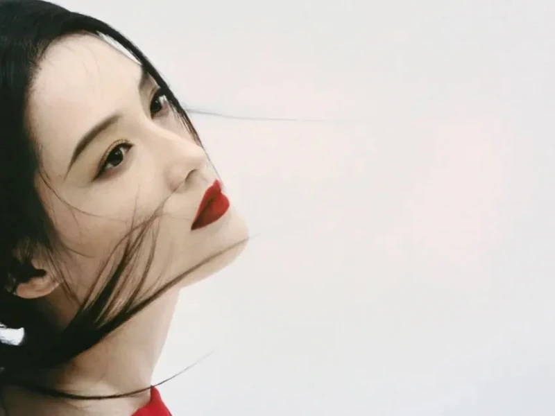 How Did Red in Snow Become a Signature of Eastern Beauty?