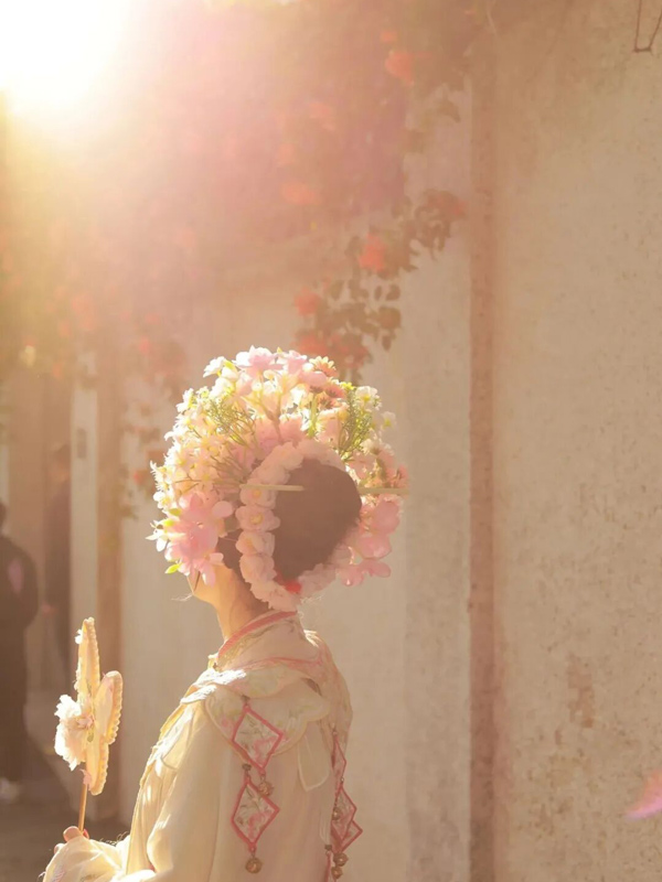 How Hairpin Flowers Bridge China’s Past and Present