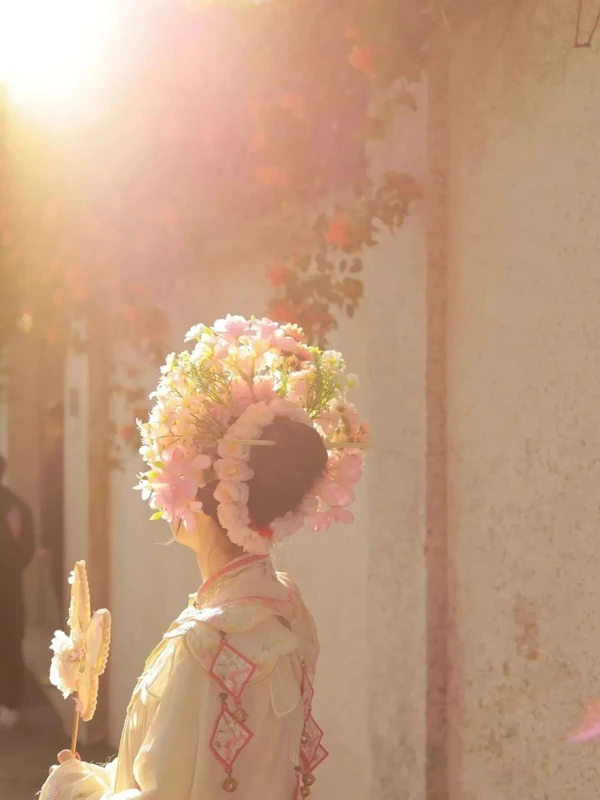 How Hairpin Flowers Bridge China’s Past and Present