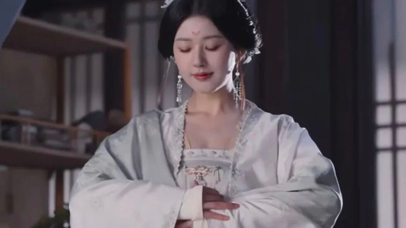 How Traditional Chinese Fashion Champions Comfort Without Tight Fits