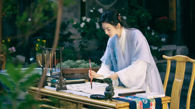 How Traditional Chinese Fashion Champions Comfort Without Tight Fits