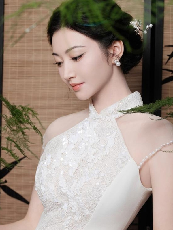 Jing Tian's White Qipao at Mid-Autumn
