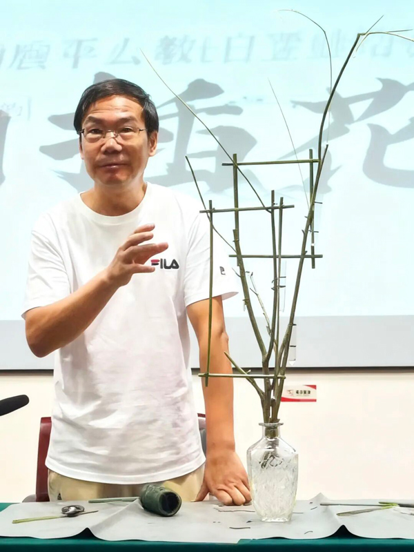 Learning the Art of Traditional Eastern 3D Floral Architecture