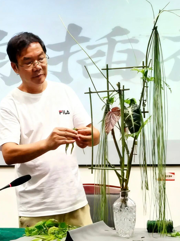 Learning the Art of Traditional Eastern 3D Floral Architecture