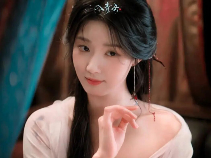 Love in the Clouds Pairs Cunning Leads And Poetic Detail