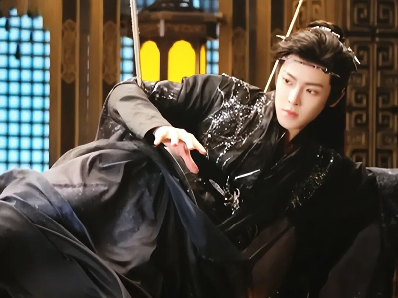 Love in the Clouds Pairs Cunning Leads And Poetic Detail