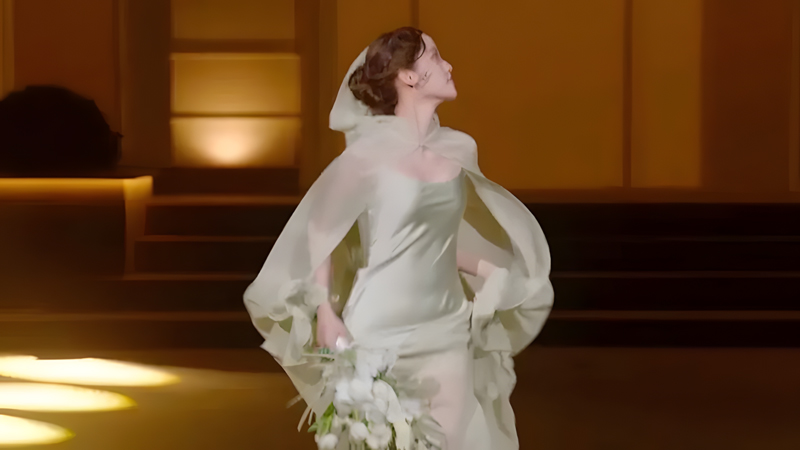 Ouyang Nana: How Did the Cloak Conquer Fashion?