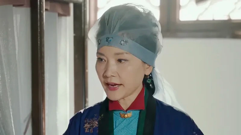Why Does He Saifei’s Scarf Look Odd in Hilarious Family 2?