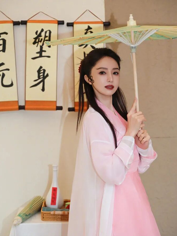 46-Year-Old Dong Xuan Stuns in Pink Hanfu