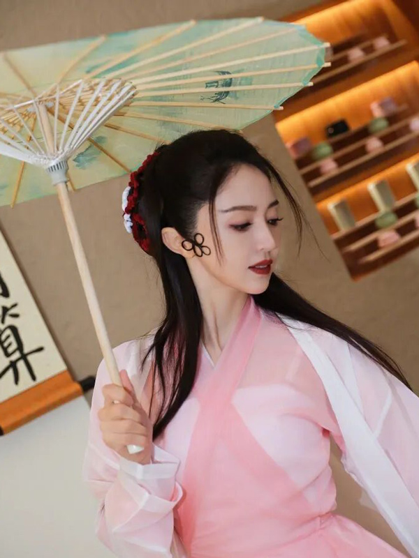 46-Year-Old Dong Xuan Stuns in Pink Hanfu