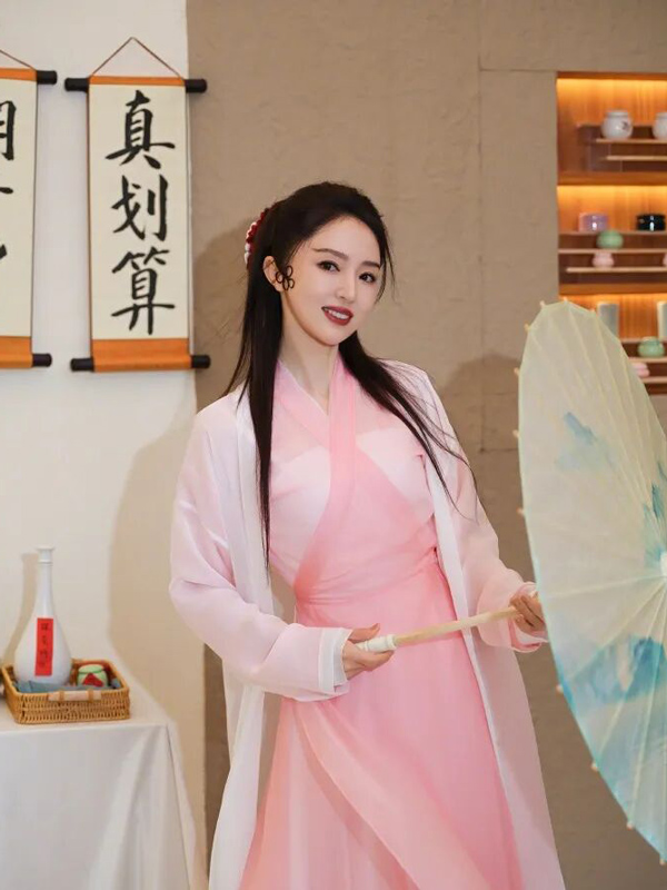46-Year-Old Dong Xuan Stuns in Pink Hanfu