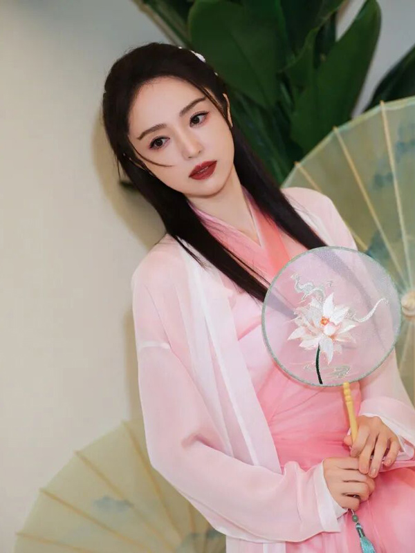 46-Year-Old Dong Xuan Stuns in Pink Hanfu