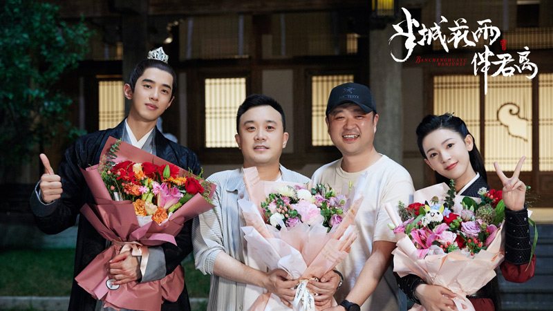 Can a Scarlet General and a Cunning Minister Rewrite Their Destinies?