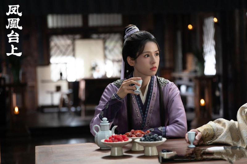 How Costumes in Love & Crown Whisper the Plot