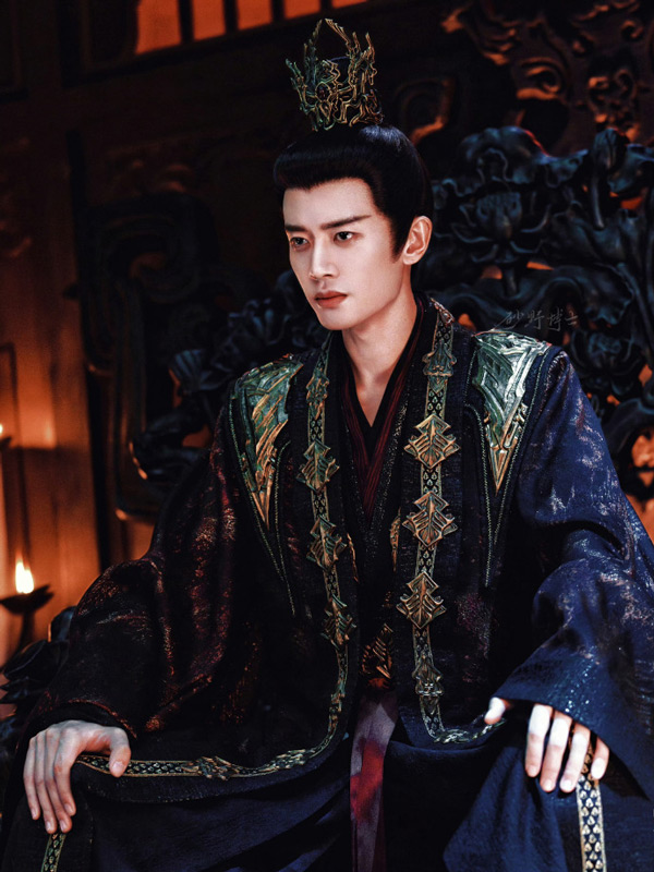 How Costumes in Love & Crown Whisper the Plot