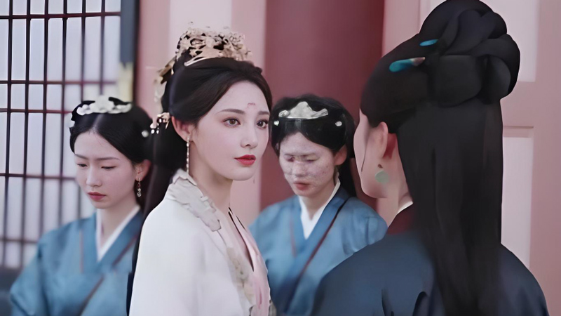 How Did Queen Ling Cangcang Outsmart the Empress Dowager in Love & Crown?