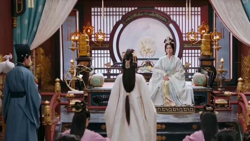 How Did Queen Ling Cangcang Outsmart the Empress Dowager in Love & Crown?