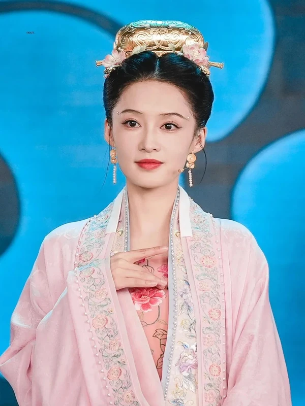 How a Historical Attire Becomes Modern Style